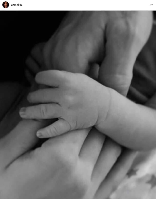 Oğlunu Kucağına Alan 2002 Kainat Güzeli Azra Akın'dan İlk Paylaşım