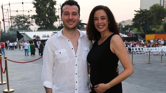Oğlunu Kucağına Alan 2002 Kainat Güzeli Azra Akın'dan İlk Paylaşım