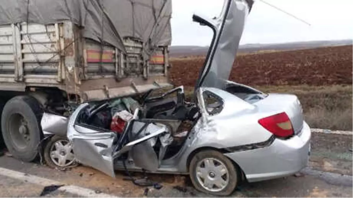 Otomobil, Emniyet Şeridinde Duran Tır'a Çarptı: 4 Öldü