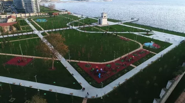 İstanbul'da Kasım Ayında Sıcak Havayı Gören Vatandaşlar Millet Bahçelerine Koştu