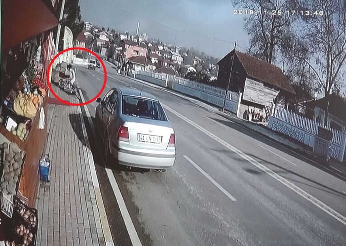 Park Halindeki Otomobile Çarpan Aracın Altında Kalmaktan Saniyelerle Kurtuldu
