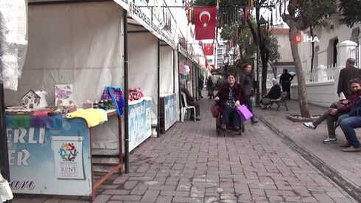 Akülü Aracında Ördüklerini Satarak Geçimini Sağlıyor