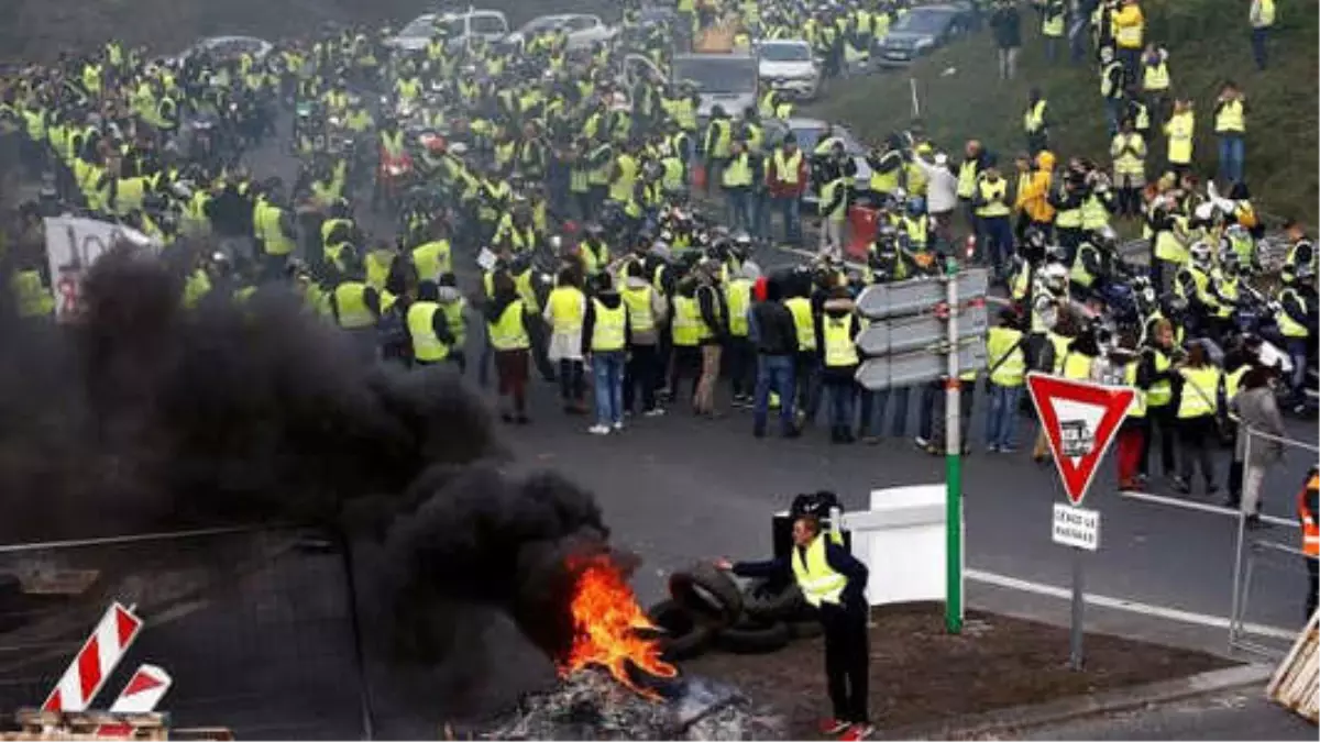 Fransa'da 'Sarı Yelekliler'İn Akaryakıt Zammı Protestosu Devam Ediyor