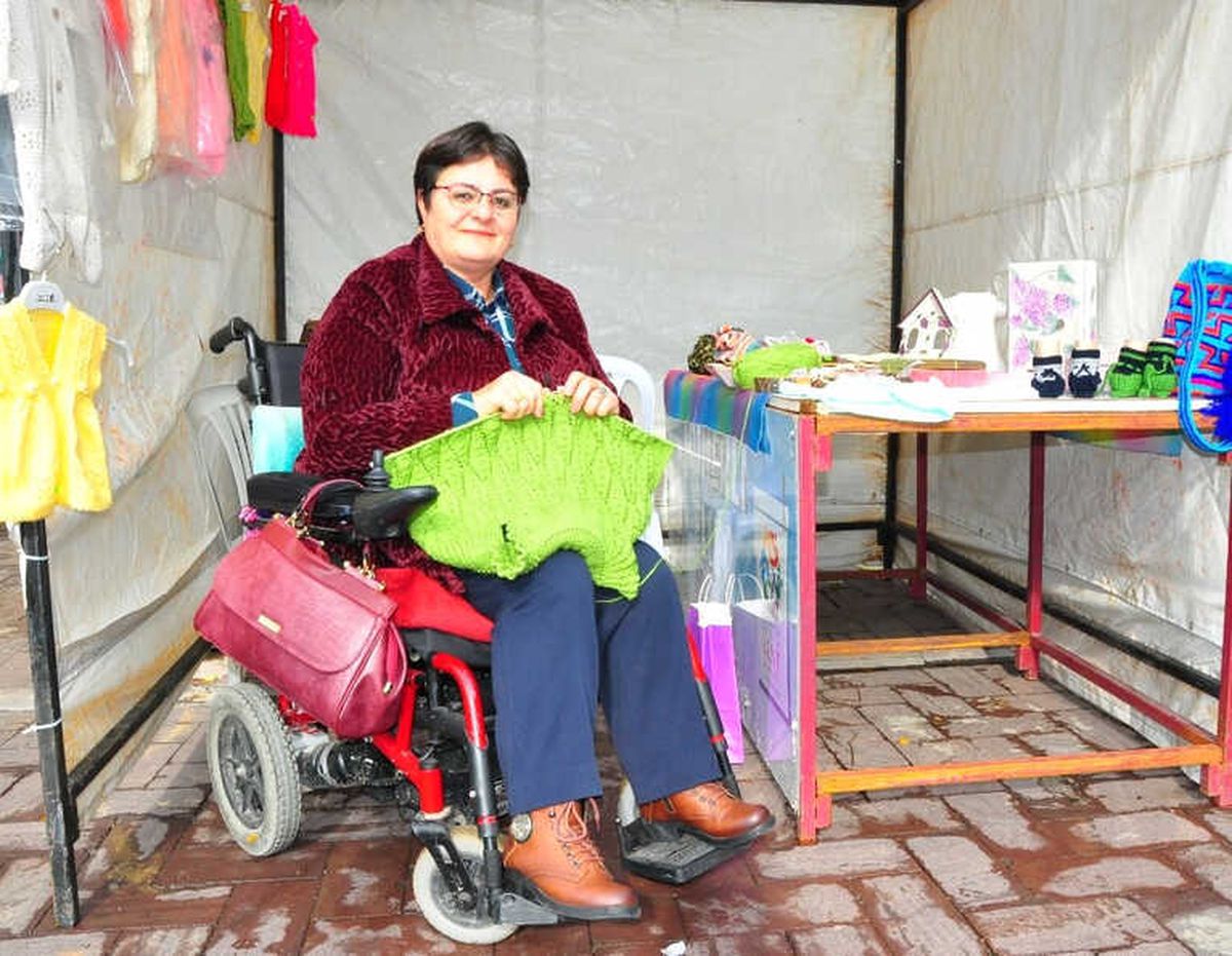 Akülü Aracında Ördüklerini Satarak Geçimini Sağlıyor