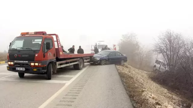 Yola Sis Çöktü Önünü Göremeyen İki Araç Tarlaya Uçtu