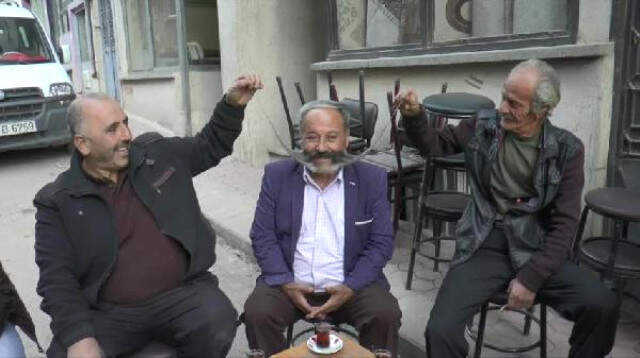 1 Metrelik Bıyıkları ile Guinness Rekorlar Kitabı'na Aday