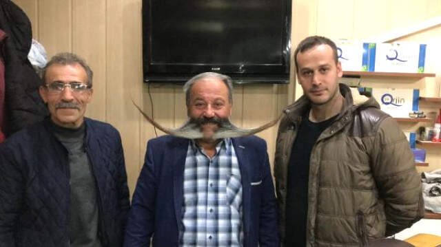 1 Metrelik Bıyıkları ile Guinness Rekorlar Kitabı'na Aday