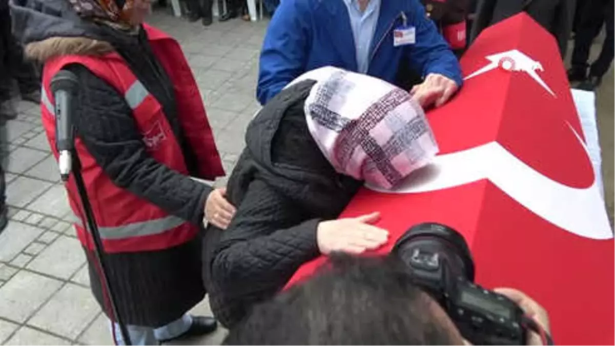 En Acı Veda..şehit Pilotun 1.5 Yıllık Eşi 'Birtanem Gitme' Diyerek Tabutuna Sarıldı