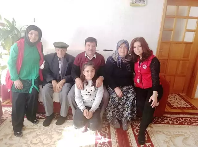 Şehit Öğretmen Ailelerine Anlamlı Ziyaret Şehit Öğretmen Ailelerine Anlamlı Ziyaret