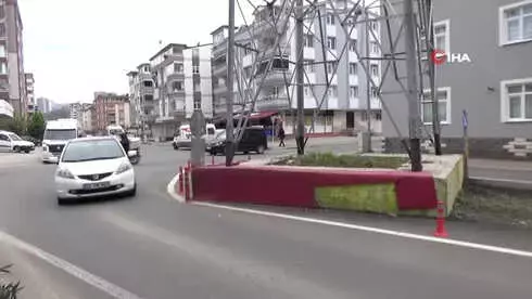 Yolun Ortasındaki Yüksek Gerilim Hattı Direği Şaşırtıyor Yolun Ortasındaki Yüksek Gerilim Hattı Direği Şaşırtıyor