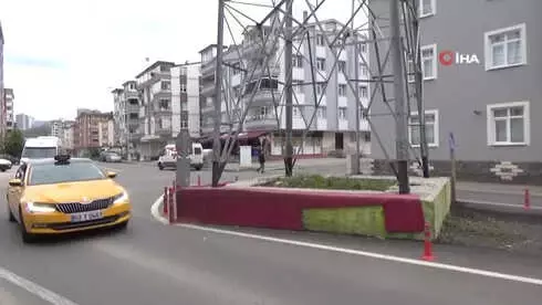 Yolun Ortasındaki Yüksek Gerilim Hattı Direği Şaşırtıyor Yolun Ortasındaki Yüksek Gerilim Hattı Direği Şaşırtıyor