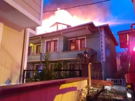 Ağva'da İki Katlı Bina Alev Alev Yandı