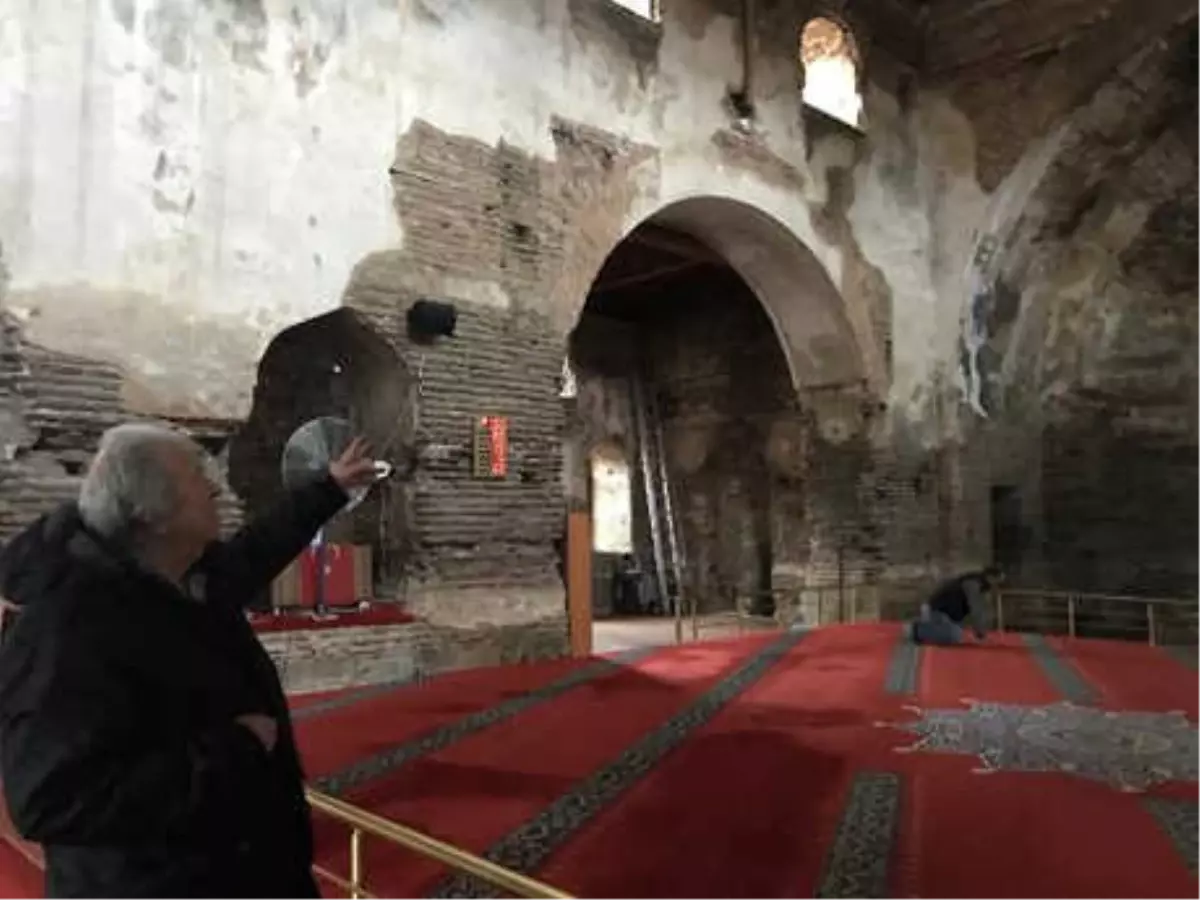 Ayasofya'nın Sıvaları da Dökülüyor