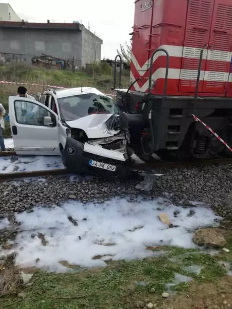 Diyarbakır Haberleri: Yolcu treni, hemzemin geçitte ticari araca çarptı: 2 yaralı 8