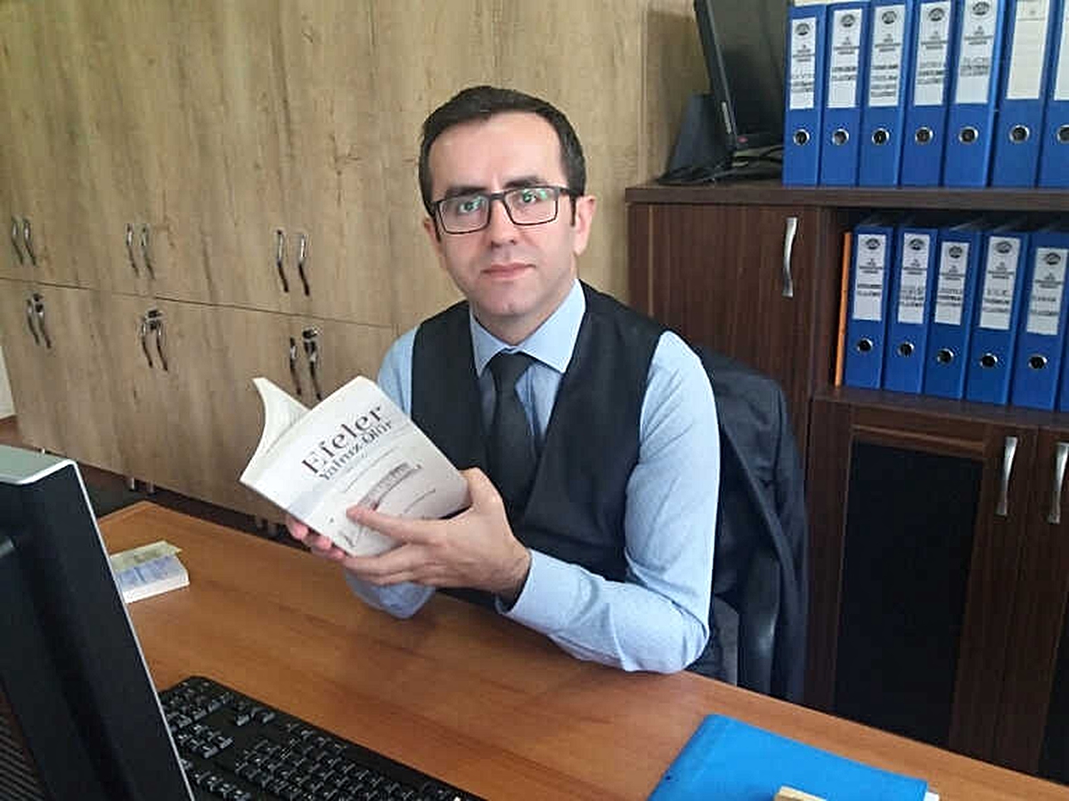 Burhaniyeli Yazar Altınbeyaz 'Efeler Yalnız Ölür' Adlı Kitabını Çıkardı