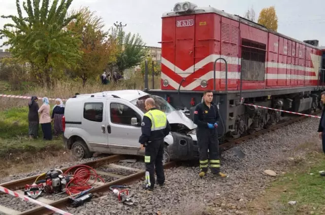 Hemzemin Geçitte Tren Otomobili Biçti: 2 Yaralı Hemzemin Geçitte Tren Otomobili Biçti: 2 Yaralı