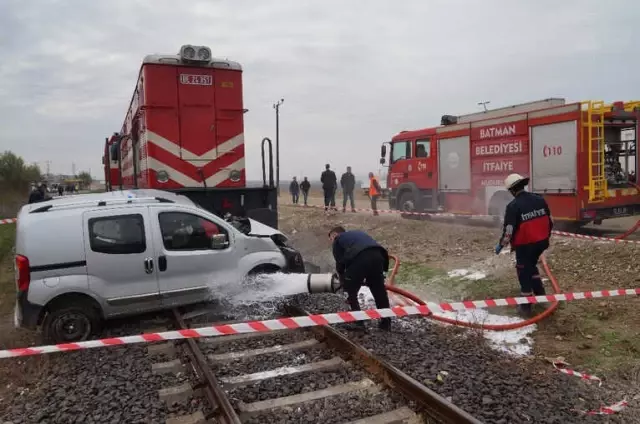 Hemzemin Geçitte Tren Otomobili Biçti: 2 Yaralı Hemzemin Geçitte Tren Otomobili Biçti: 2 Yaralı