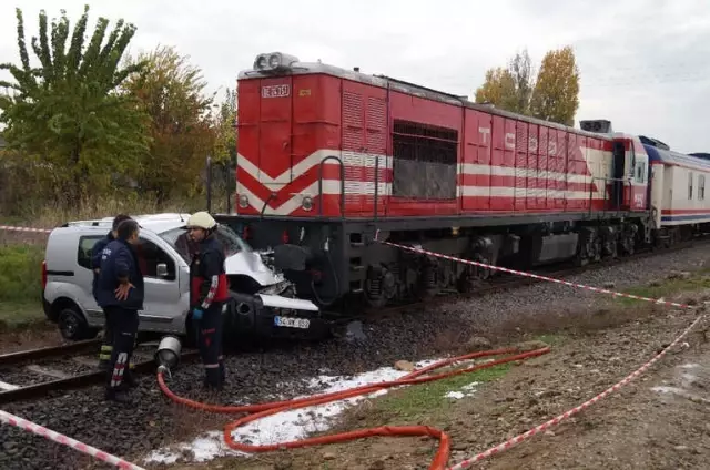 Hemzemin Geçitte Tren Otomobili Biçti: 2 Yaralı Hemzemin Geçitte Tren Otomobili Biçti: 2 Yaralı