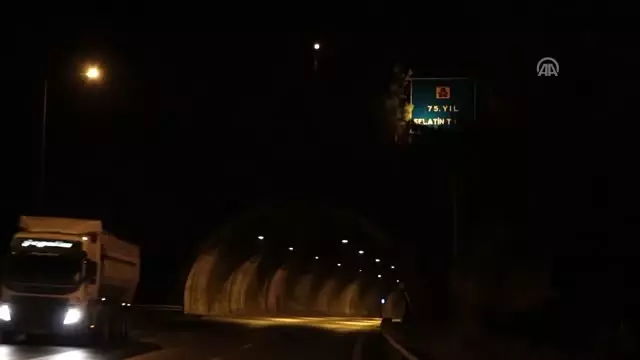 Selatin Tuneli Nde Tirin Cekilmesiyle Yolun Tek Seridi Trafige Acildi