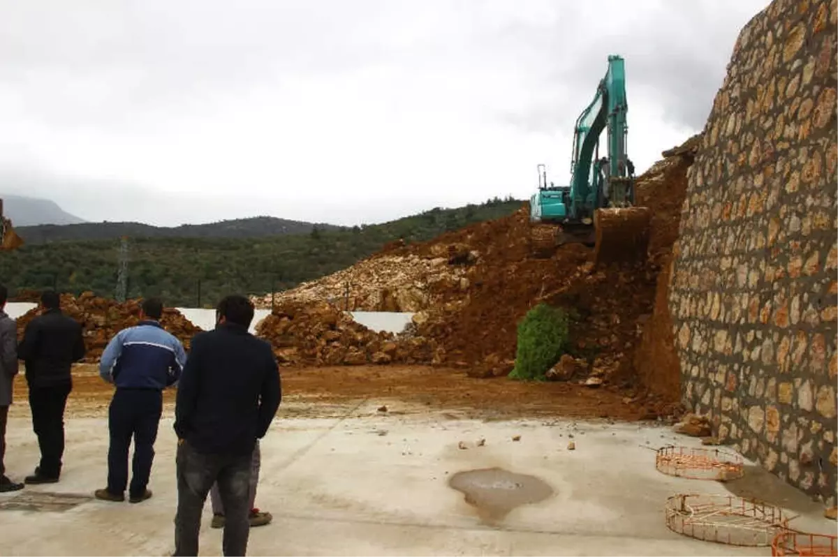 Yağmur Sebebiyle Okulun İstinat Duvarı Çöktü