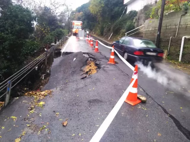 Yoğun Yağış Yolu Çökertti Yoğun Yağış Yolu Çökertti