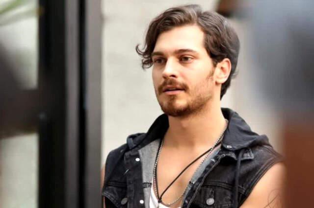 Çağatay Ulusoy, Serenay Sarıkaya Instagram'dan Takibe Aldı