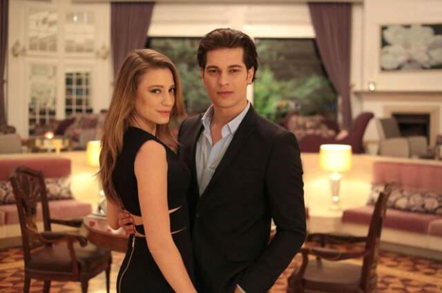 Çağatay Ulusoy, Serenay Sarıkaya Instagram'dan Takibe Aldı