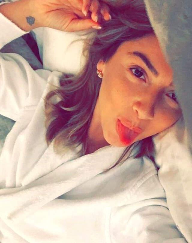 Hadise, Bornozlu Fotoğrafıyla Takipçilerini Kendine Hayran Bıraktı