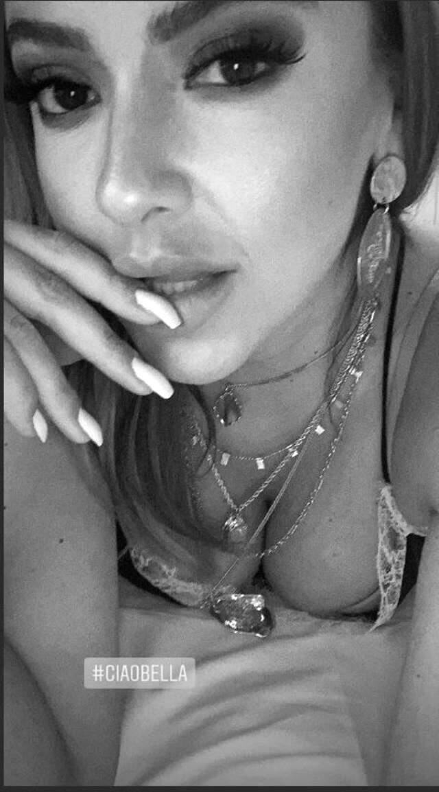 Hadise, Bornozlu Fotoğrafıyla Takipçilerini Kendine Hayran Bıraktı