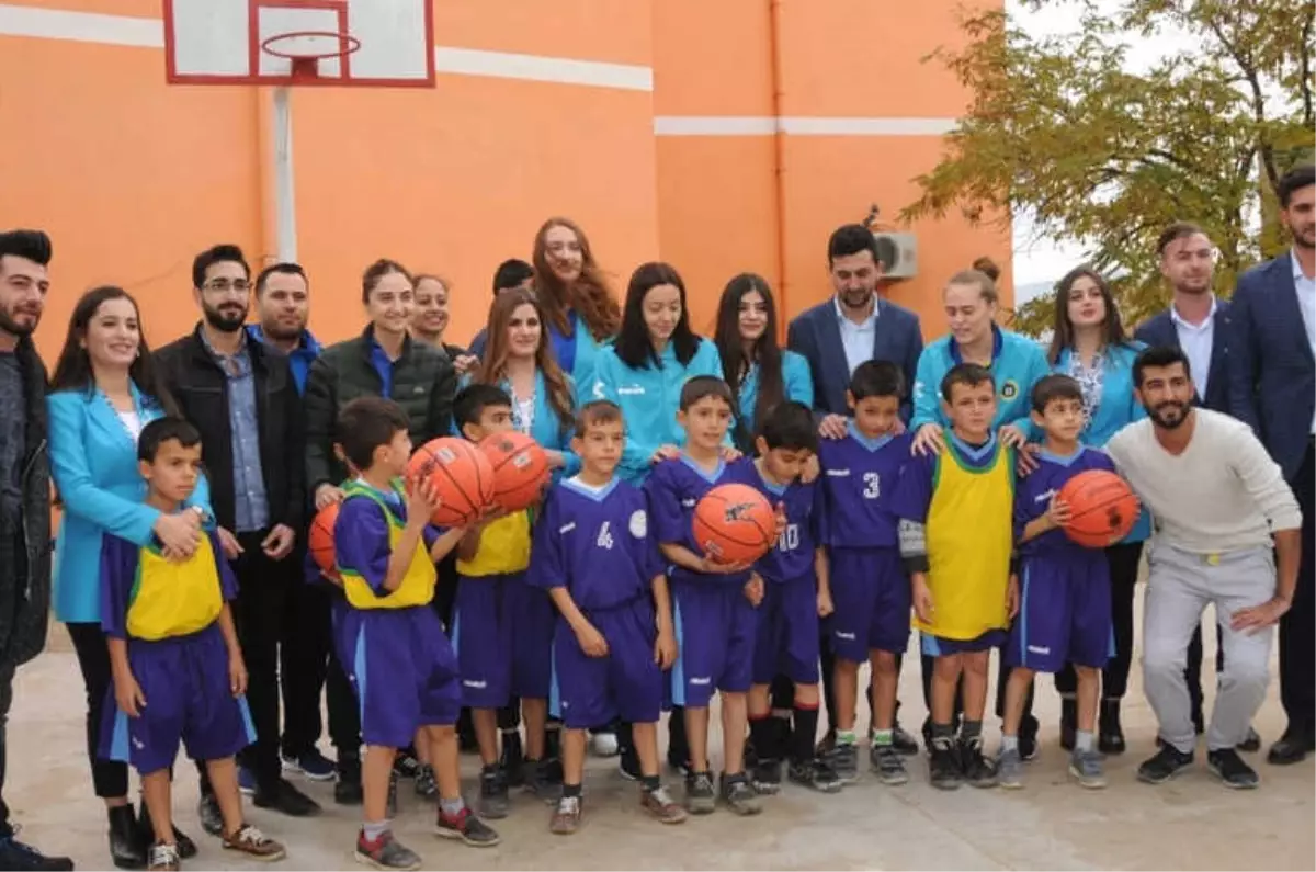Kadın Basketbolcular Kırsal Okullarda Top Dağıtıyor