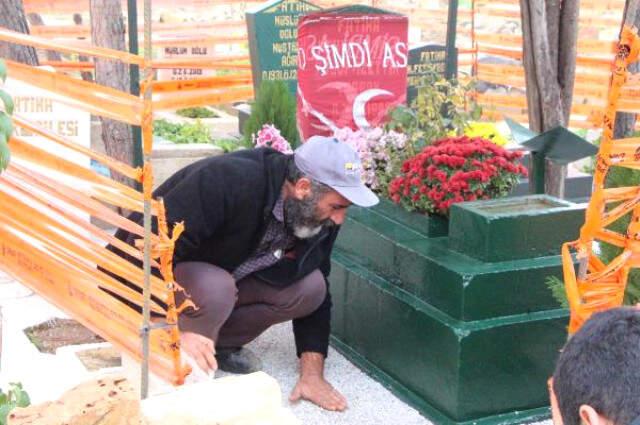 Oğlunun Ölümüyle Yıkılan Baba, 9 Aydır Mezar Başında Yatıyor