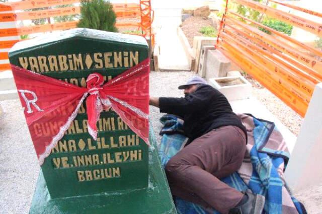 Oğlunun Ölümüyle Yıkılan Baba, 9 Aydır Mezar Başında Yatıyor