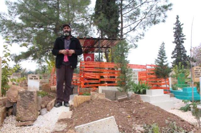 Oğlunun Ölümüyle Yıkılan Baba, 9 Aydır Mezar Başında Yatıyor