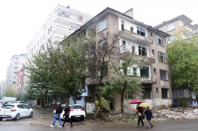Sahiplerinin Anlaşamadığı Metruk Bina Mahallelinin Korkulu Rüyası Oldu Sahiplerinin Anlaşamadığı Metruk Bina Mahallelinin Korkulu Rüyası Oldu