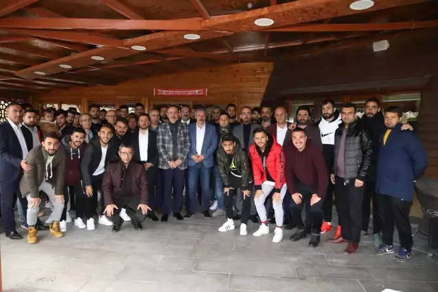 Seçen ve Arı Futbolcularla Buluştu