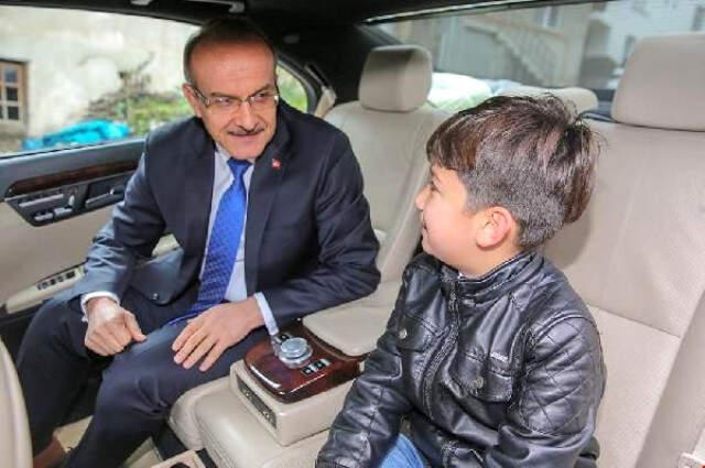 Vali, 'Beni Cuma Namazına Götür' Diyen Çocuğa Sürpriz Yaptı