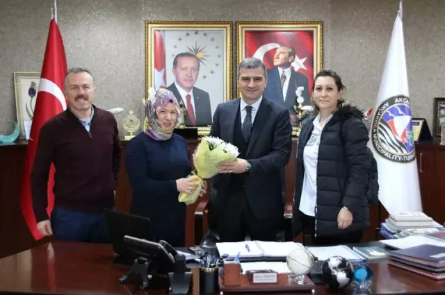 Minik Öğrencilerden Belediye Başkanı Cüneyt Yemenici'ye Ziyaret Minik Öğrencilerden Belediye Başkanı Cüneyt Yemenici'ye Ziyaret
