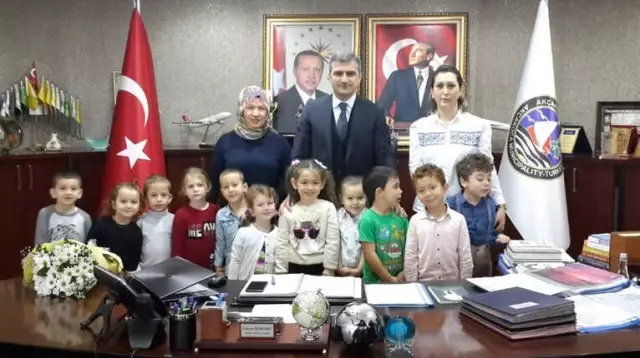 Minik Öğrencilerden Belediye Başkanı Cüneyt Yemenici'ye Ziyaret Minik Öğrencilerden Belediye Başkanı Cüneyt Yemenici'ye Ziyaret