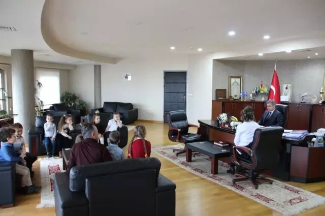 Minik Öğrencilerden Belediye Başkanı Cüneyt Yemenici'ye Ziyaret Minik Öğrencilerden Belediye Başkanı Cüneyt Yemenici'ye Ziyaret