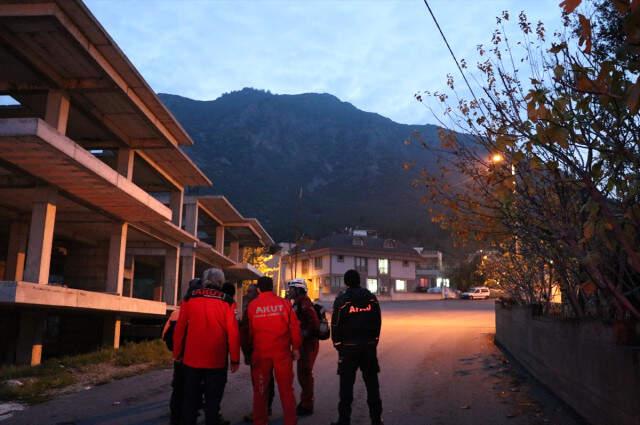 Dağda Mahsur var olan iki İranlı Turist, Yaktıkları Ateş Sayesinde 8.5 Saatlik Operasyonla Kurtarıldı