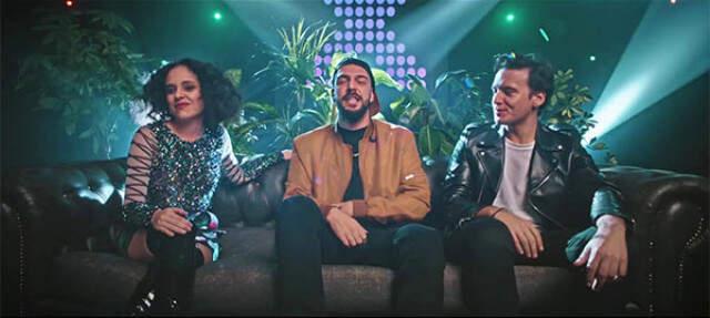 Edis Eski Sevgilisi Yasemin Mori'yi Öpücük Yağmuruna Tuttu