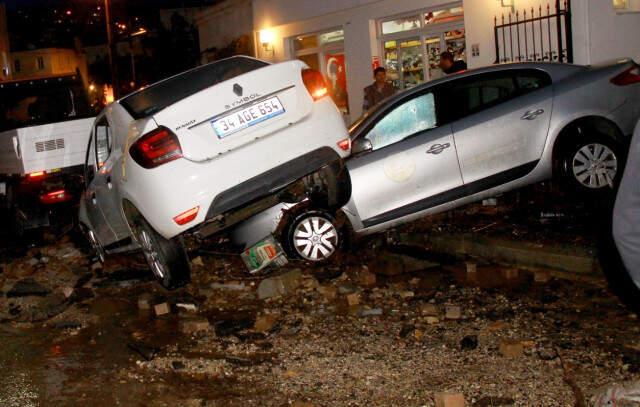 Selde Sürüklenen Aracını Elleriyle Tuttu, Park Etti, İple Bağladı