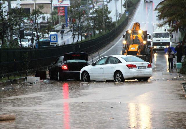 Selde Sürüklenen Aracını Elleriyle Tuttu, Park Etti, İple Bağladı