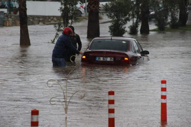 Selde Sürüklenen Aracını Elleriyle Tuttu, Park Etti, İple Bağladı