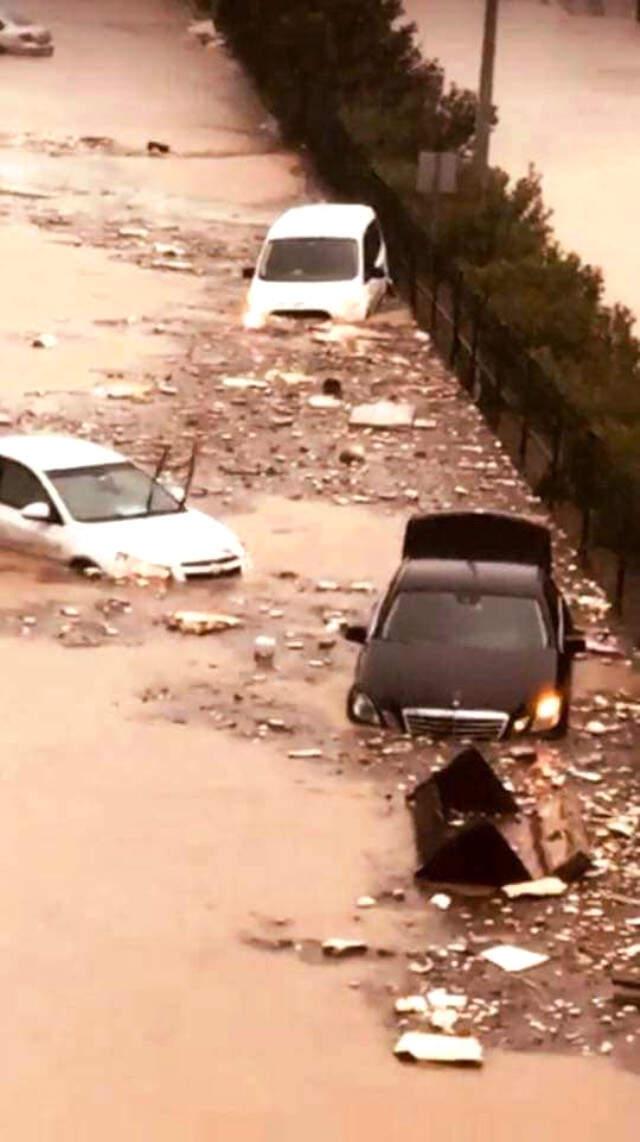 Selde Sürüklenen Aracını Elleriyle Tuttu, Park Etti, İple Bağladı