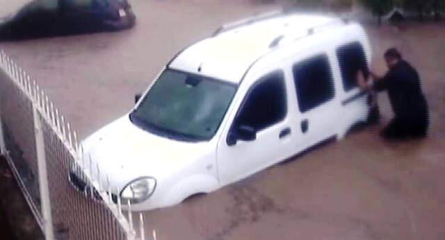 Selde Sürüklenen Aracını Elleriyle Tuttu, Park Etti, İple Bağladı
