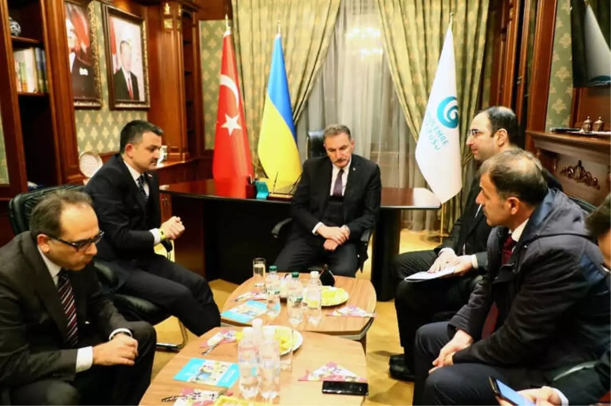 Bakan Pakdemirli, Ukrayna'da Yunus Emre Enstitüsünü Ziyaret Etti