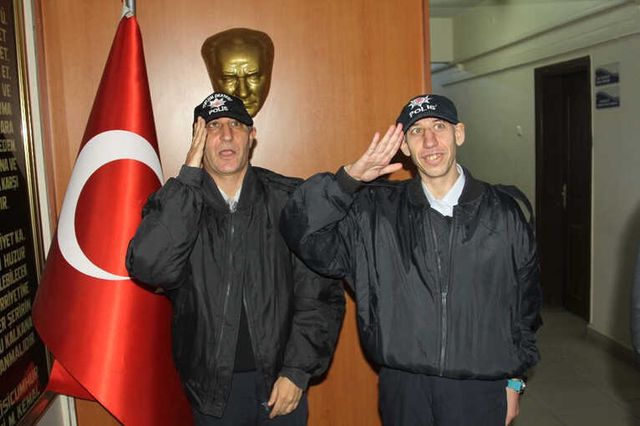 Türk polisi engelli kardeşlere hayatlarının jestini yaptı
