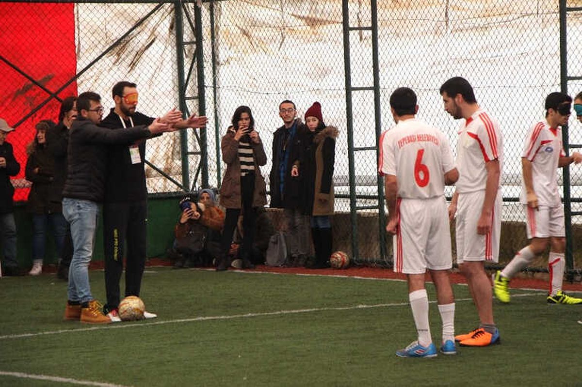Gözlerini Bağlayıp Görme Engellilerle Maç Yaptılar