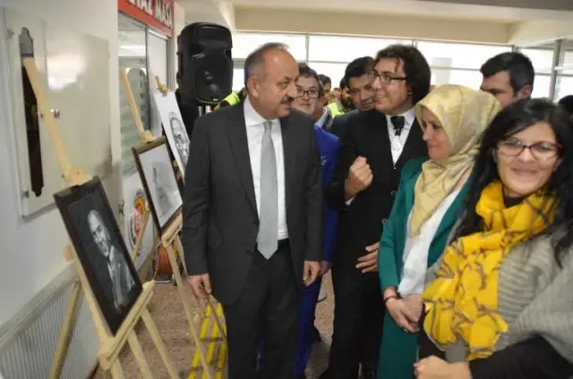 Karakalem Resimle Hayata Tutunan Engelli Genç İlk Sergisini Açtı